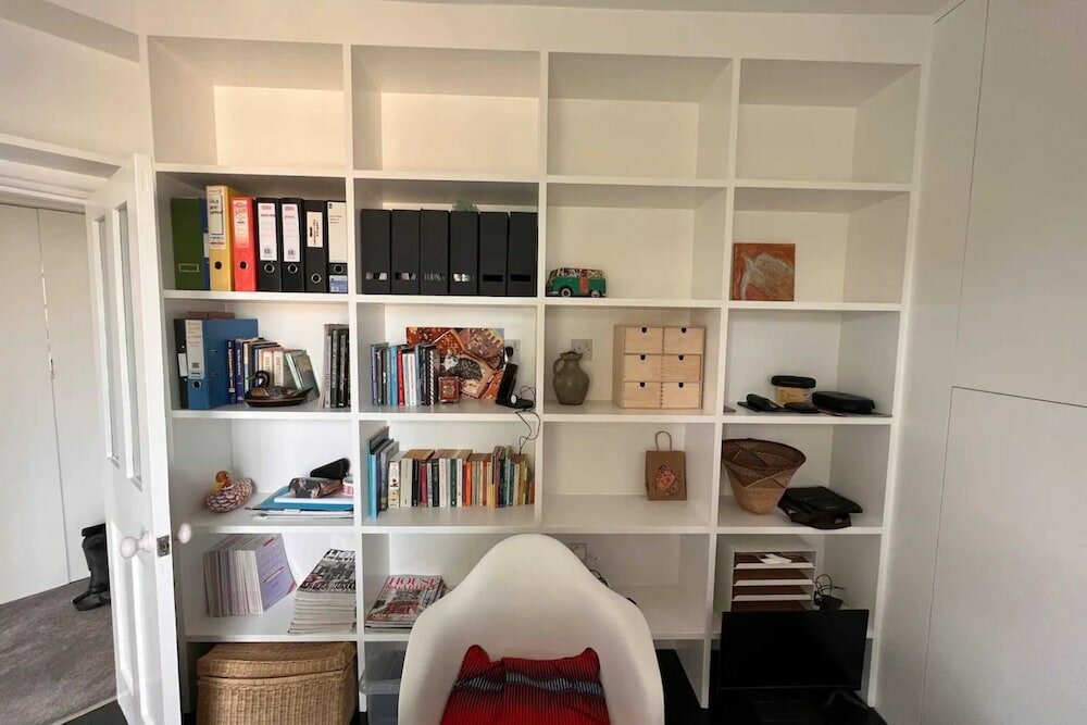 Фото Stylish 1 Bedroom Top Floor Apartment in Highgate