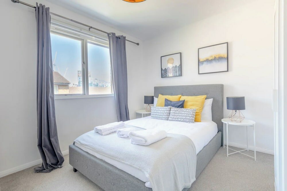 Фото Lovely 4 Bed House w Garden, 1 Stop to Waterloo