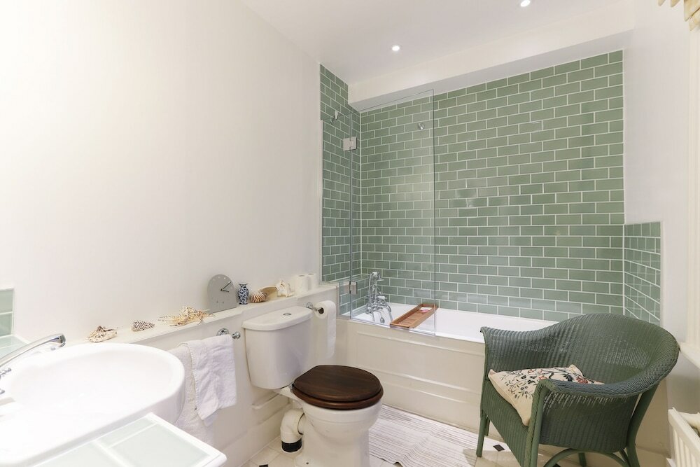 Фото Altido Attractive Chelsea Apartment Sleeps 4