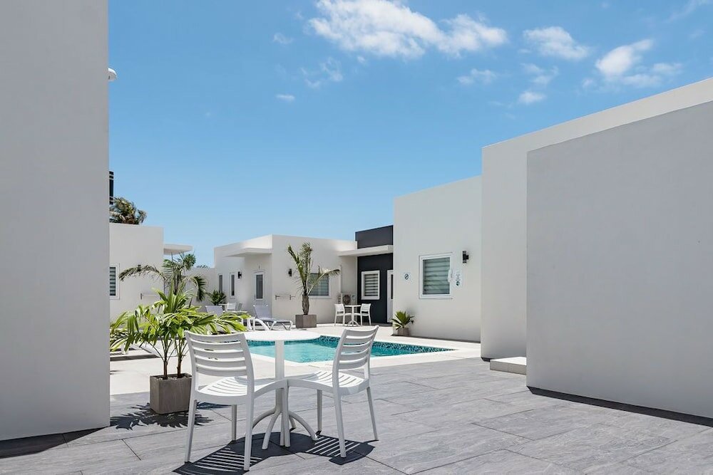 Фото The Palm Leaf Apartments