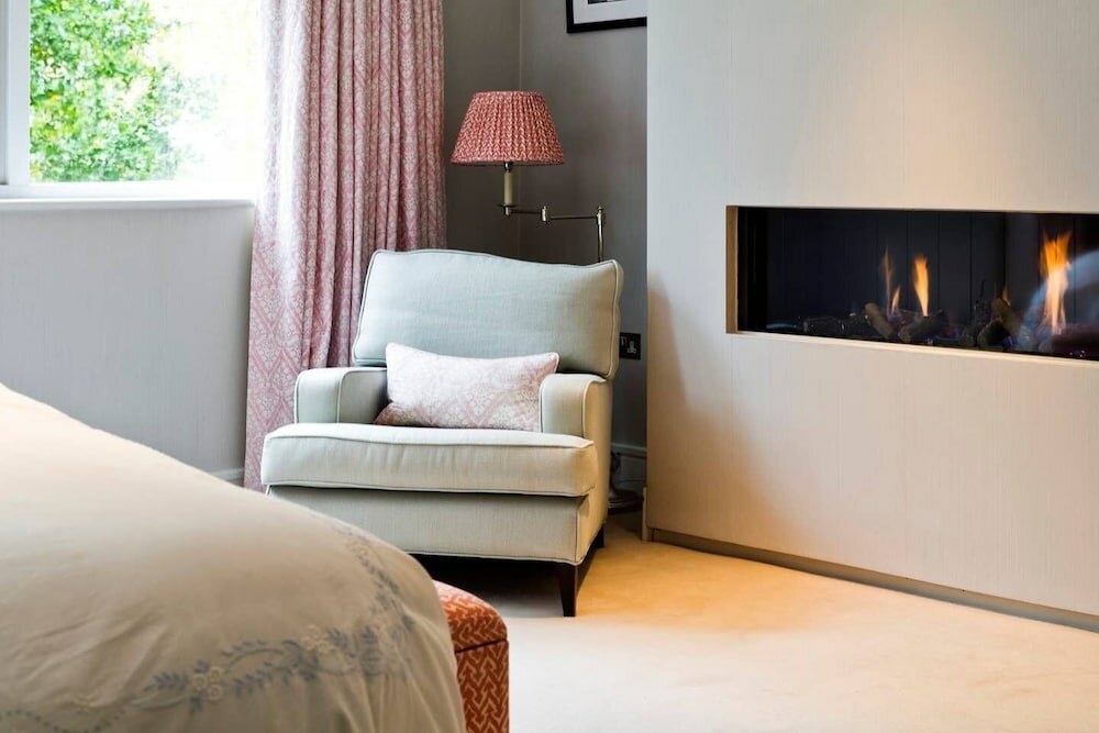 Фото Spacious & Tasteful 4-bed House in Holland Park