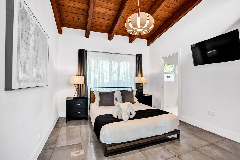 Фото Gorgeous 5br Home with Heated Pool