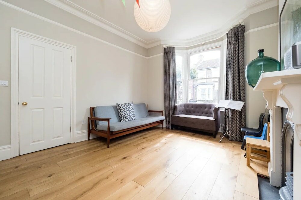 Фото Lovely 4 Bedroom Terraced Family Home