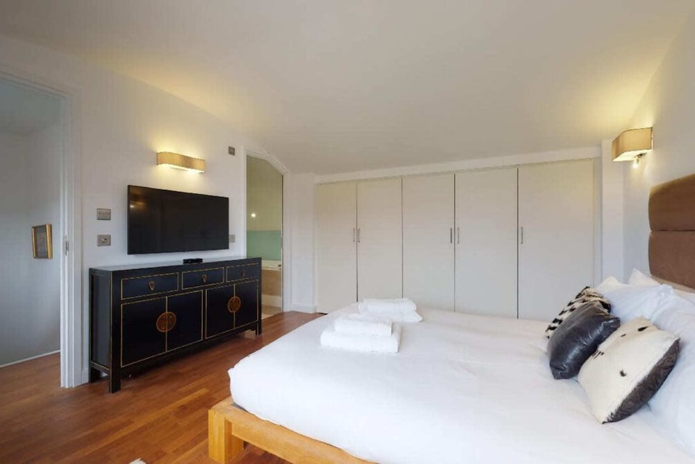 Фото Short let - Penthouse Apartment With West-facing Terrace