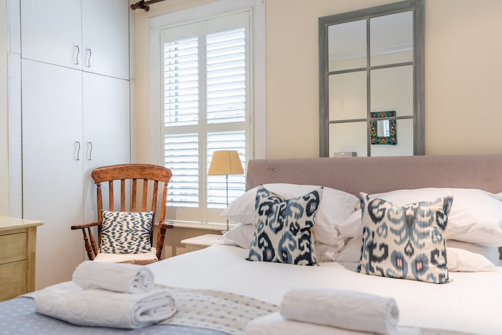 Фото Charming Victorian Family Home in Wimbledon