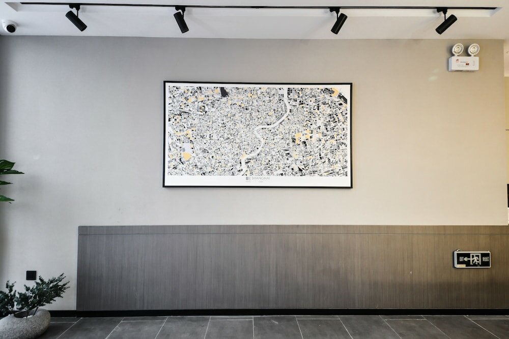 Фото Miju House Gubei-a small white building beside Shanghai oil painting sculpture institute