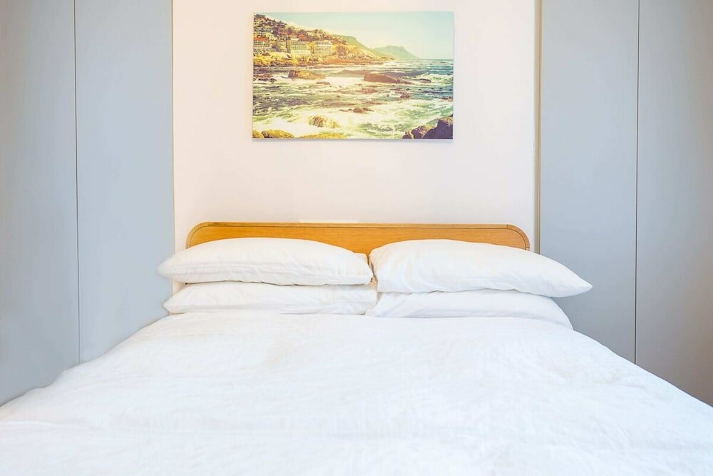 Фото Beautifully Styled, Modern Apartment With Garden