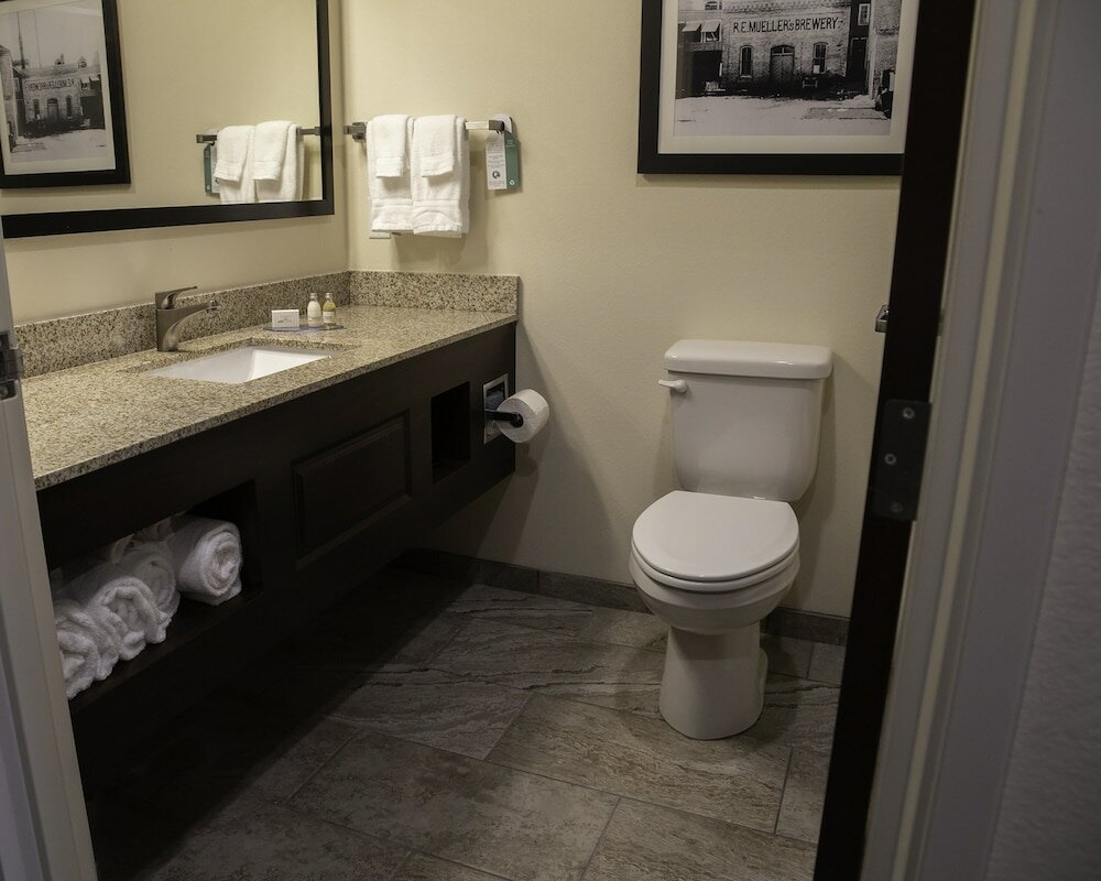 Фото Cobblestone Hotel & Suites - Two Rivers