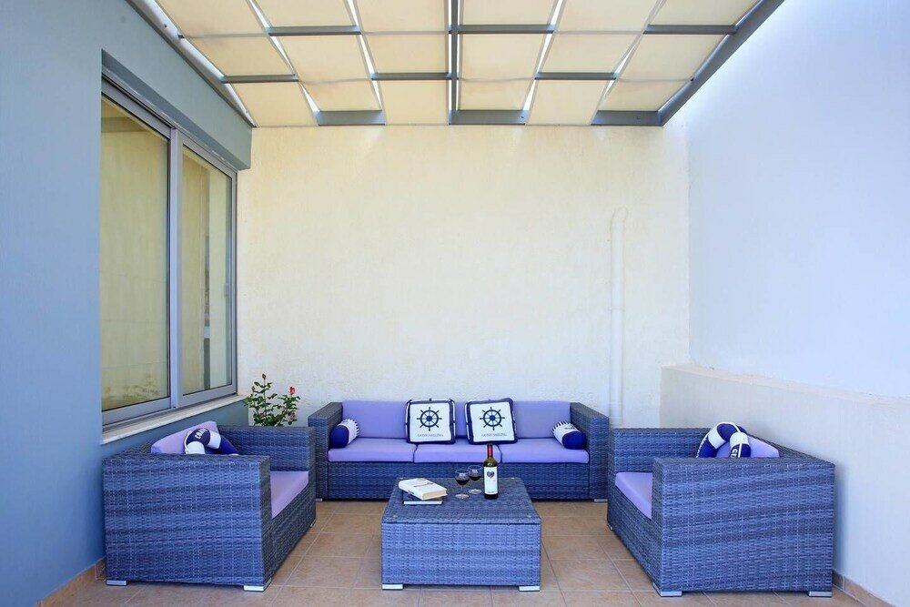 Фото Seafront home 4' walk to private beach