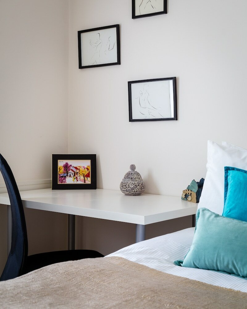 Фото 2-bed 2-bath Next to Park Lane