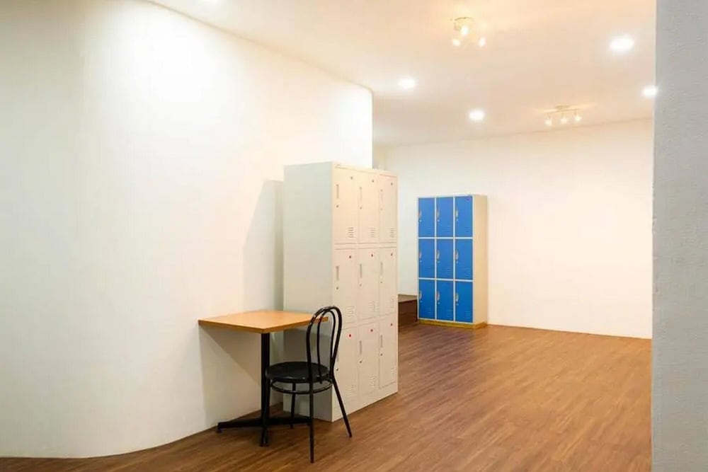 Фото RedDoorz Hostel near Taman Puring
