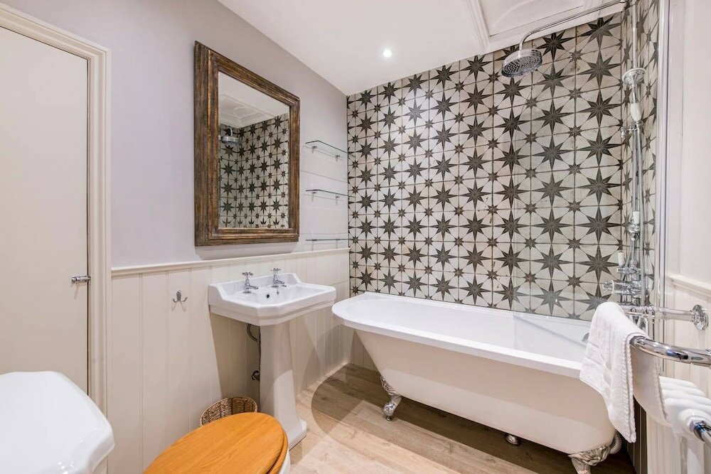 Фото Delightful 2-bed Home, Fulham