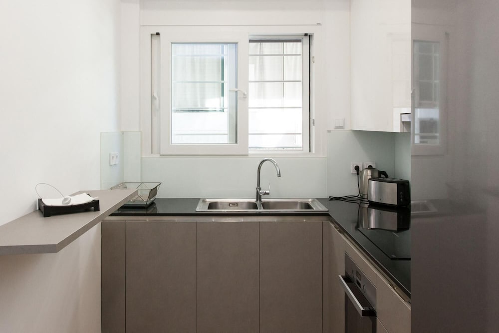 Фото Lovely 2 Bedroom apt in Metaxourgio Center