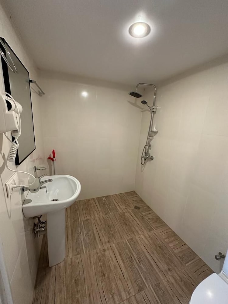 Фото Гостиница на ул. Константина Гамсахурдиа, 1