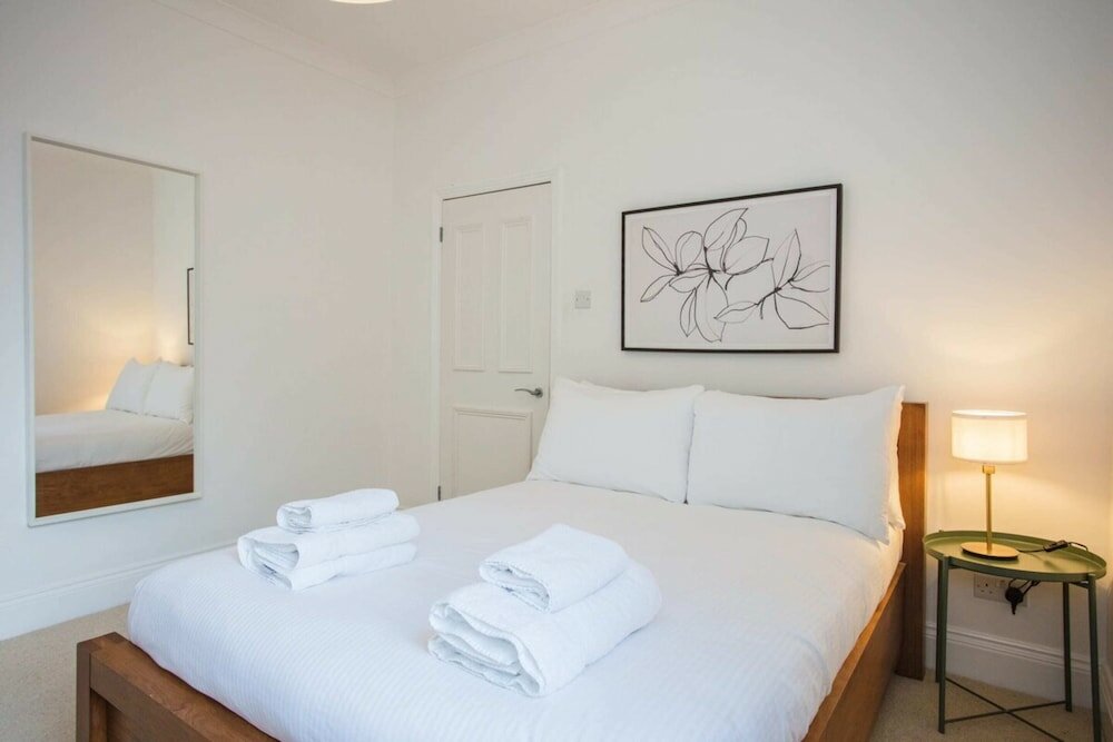 Фото Stylish & Modern 3 Bed Flat in Nw London With Garden