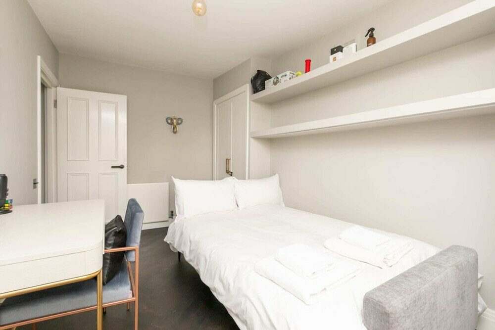 Фото Dazzling Top Floor 1bedroom Flat - Earl's Court!