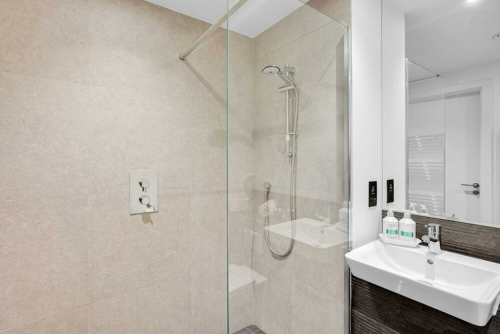 Фото Sleek and Stylish Studio Apartment