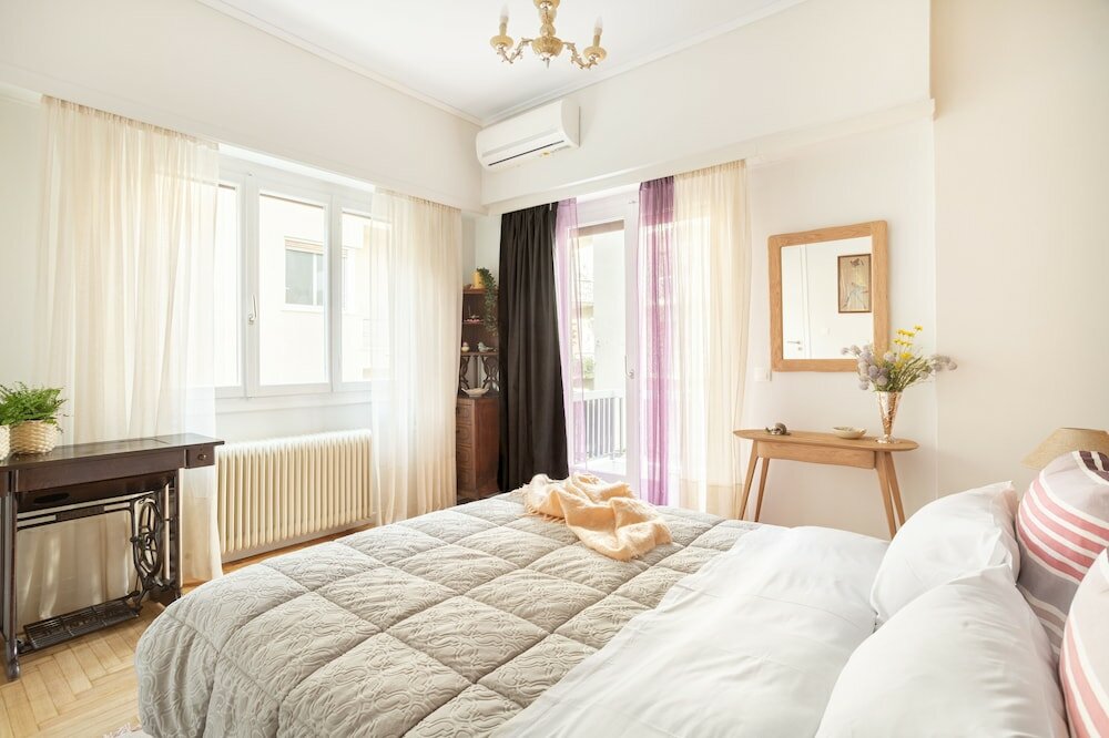 Фото A short walk to Syntagma and Plaka