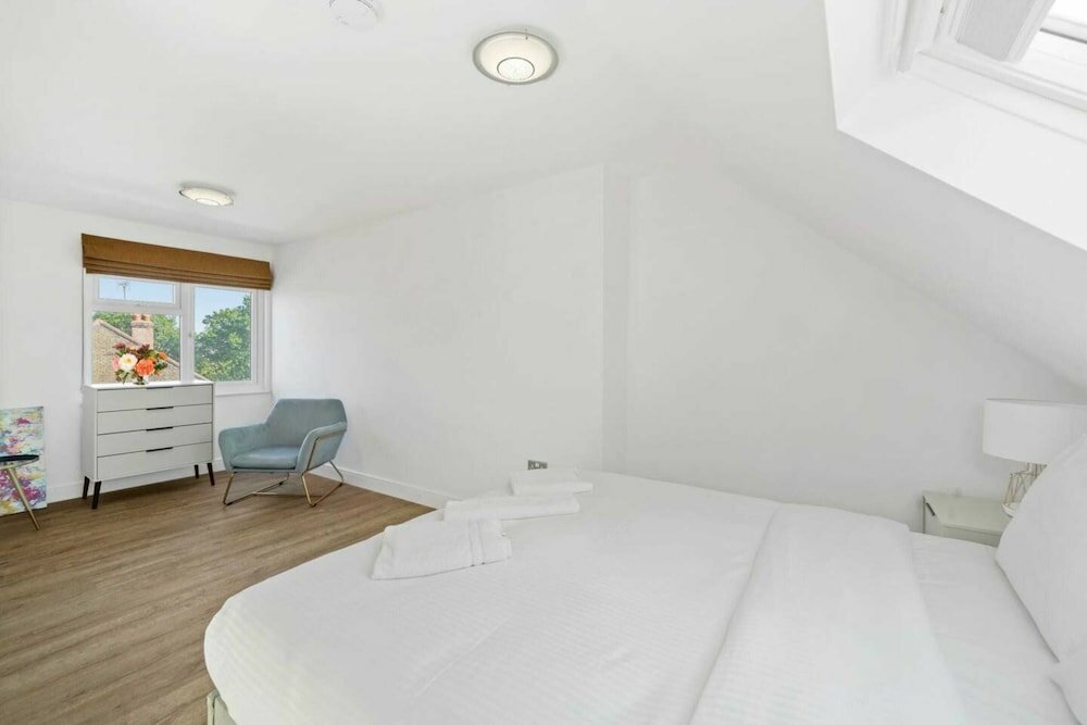 Фото Gorgeous 3 Bedroom Duplex Apartment in West London