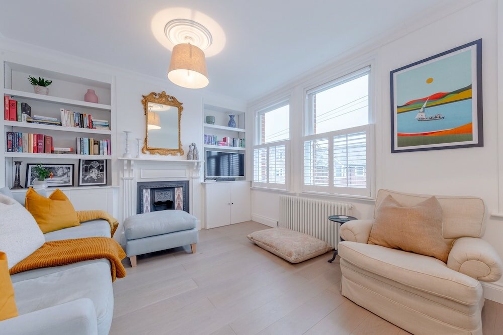 Фото Stunning 2 Bedroom Flat With a Garden in Barnes