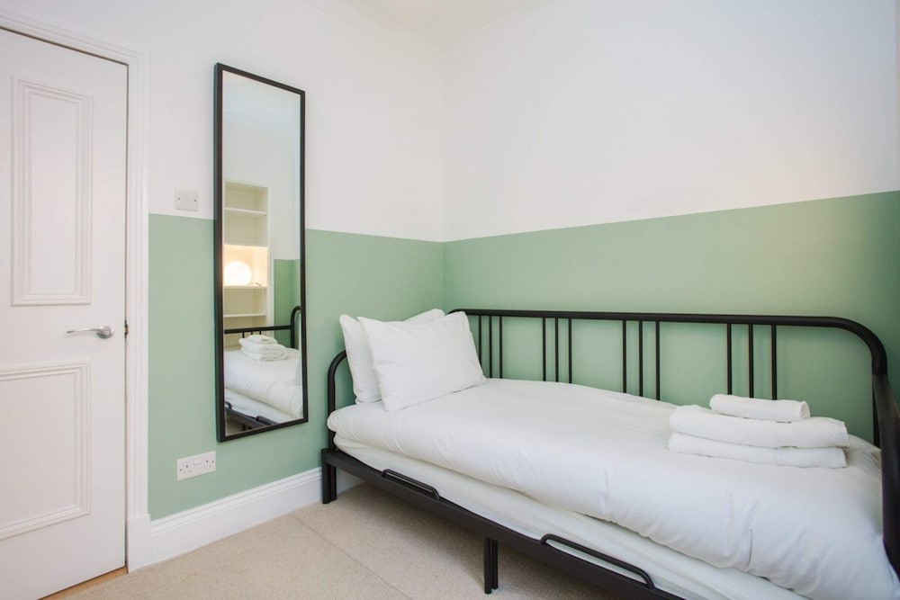 Фото Stylish & Modern 3 Bed Flat in Nw London With Garden