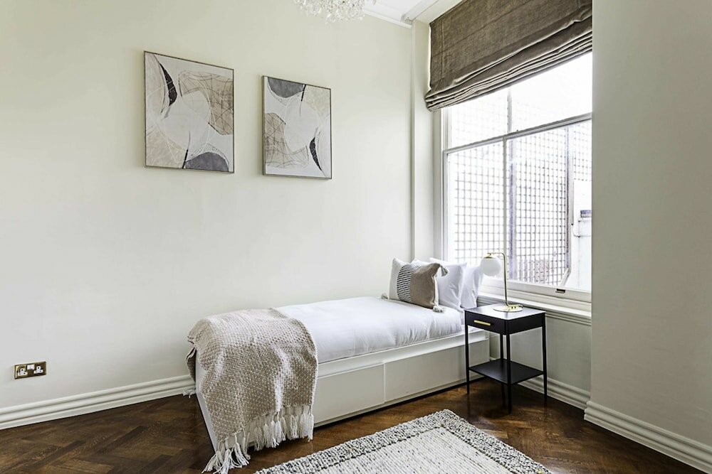 Фото Lovely, Stylish Two-bedroom Kensington Home