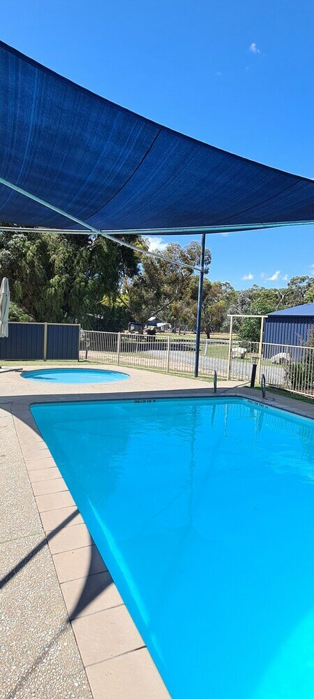 Фото Halls Haven Holiday Units