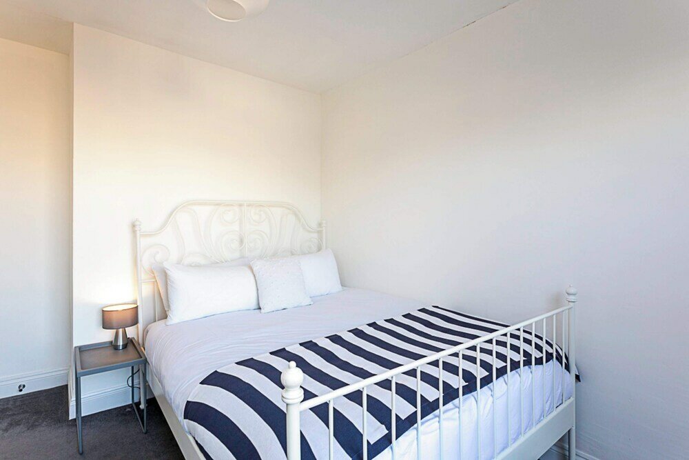 Фото Three Bedroom Kensington Flat