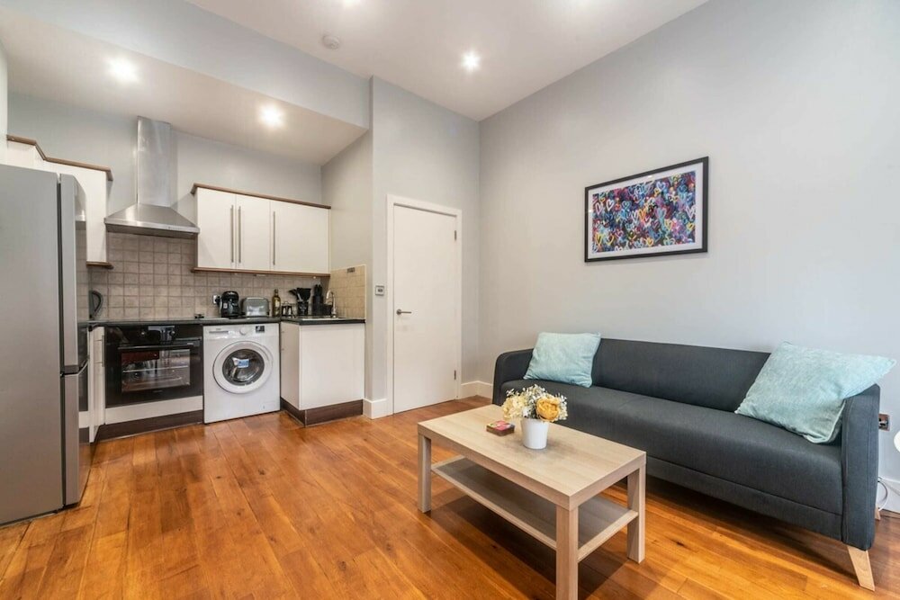 Фото Refurbished St. johns Hill Apartment