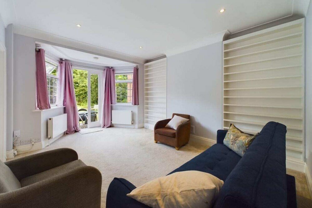 Фото The Richmond Park Hideaway - Cozy 5bdr House With Garden + Rooftop Terrace