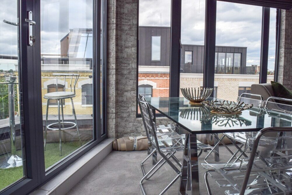 Фото Luxurious Apartment With Balcony