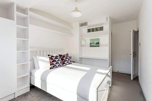 Апартаменты Three Bedroom Kensington Flat в Лондоне