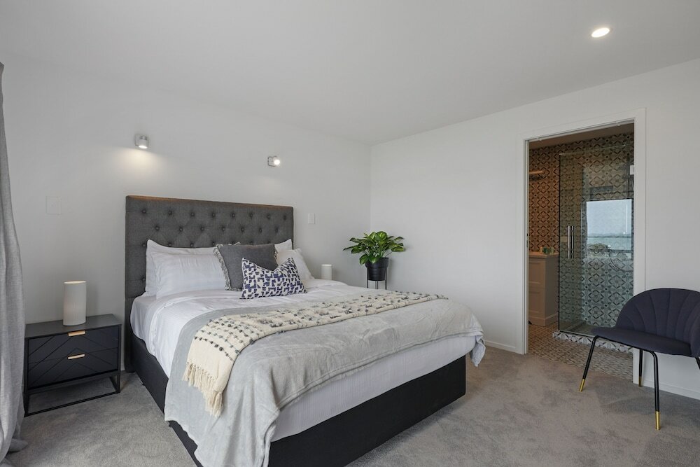 Фото Magnificent Beachfront Mansion - Pool