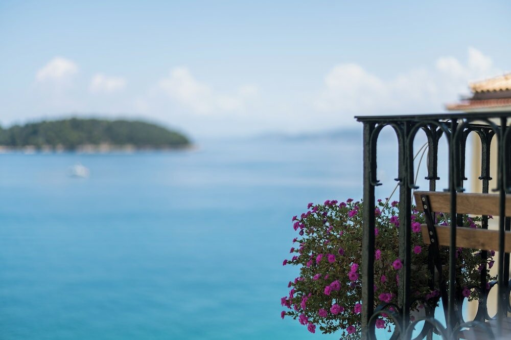 Фото Mouragia Luxury Seaview Suite by Konnect