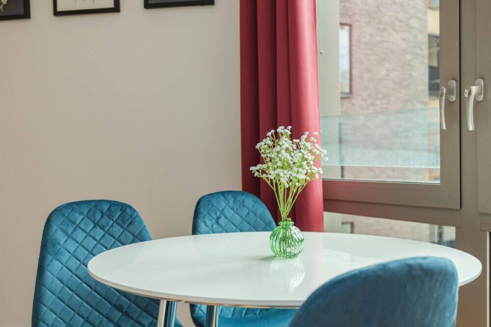 Фото Contemporary 1 Bedroom Apartment in Canning Town With Balcony