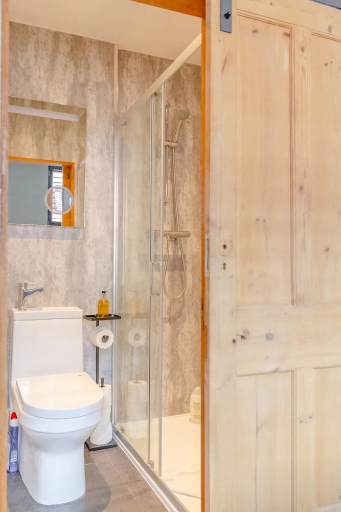 Фото Inviting 4bd With Private Patio - Bethnal Green