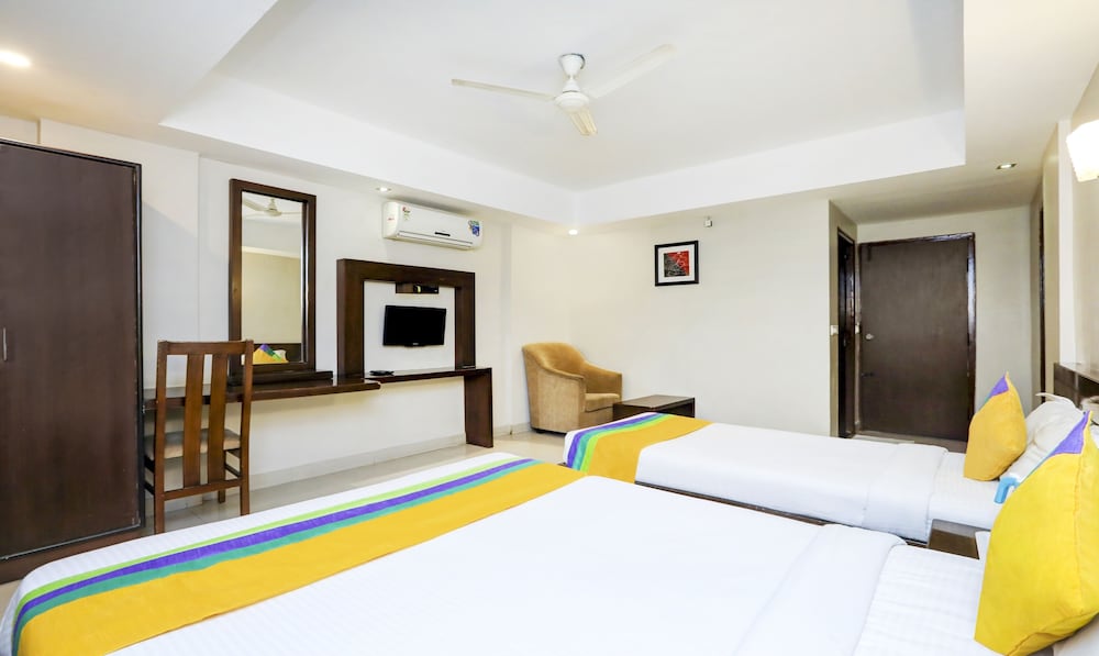 Фото Itsy by Treebo - Greenwood Inn And Suites