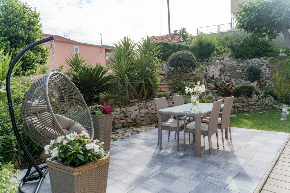 Фото Studio Apartment with garden