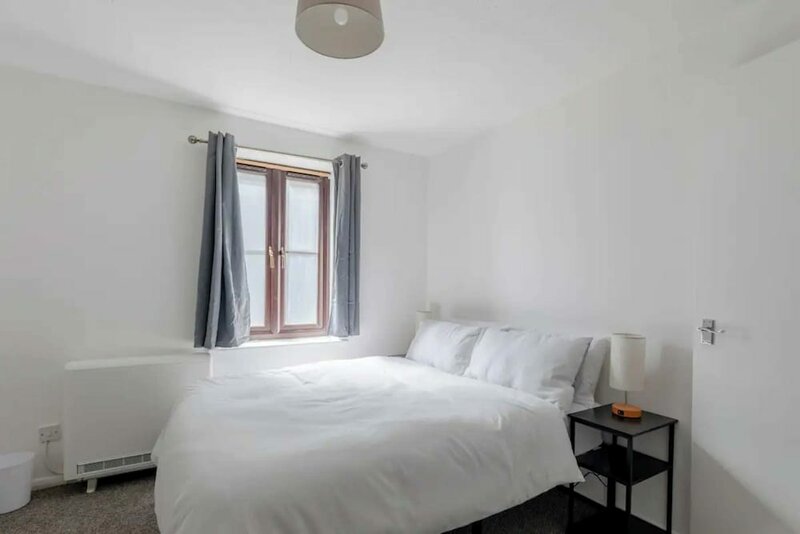 Гостиница Vibrant & Snug 2bd Flat - Beckton в Лондоне