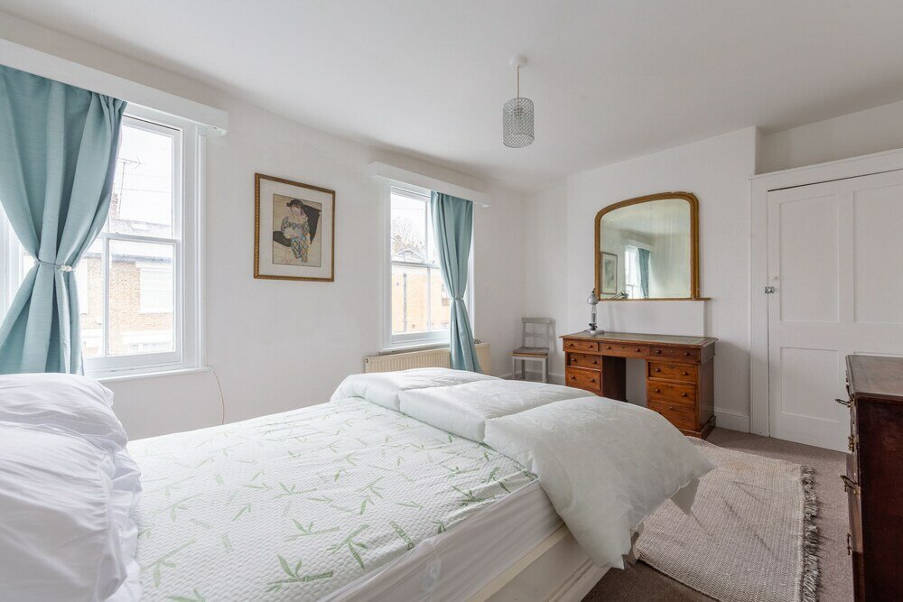 Фото Spacious 3 Bedroom House With Garden - Hammersmith