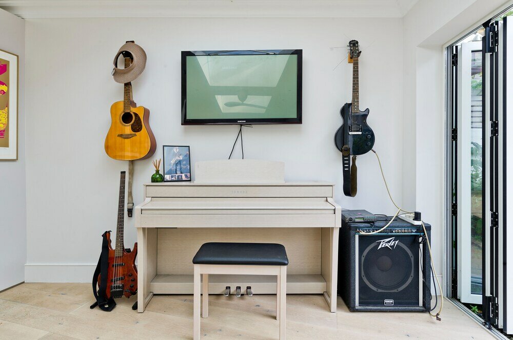 Фото Spacious Family House With Garden Near Battersea Park by Underthedoormat