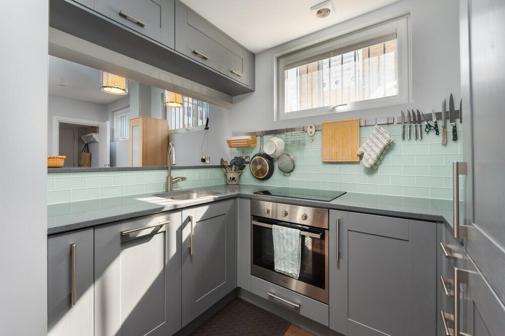 Фото Attractive Apartment With Private Patio in Fashionable Fulham by Underthedoormat