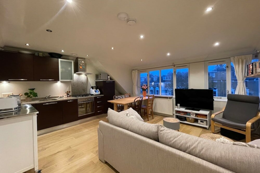 Фото Cute Top Floor Flat - Canonbury!