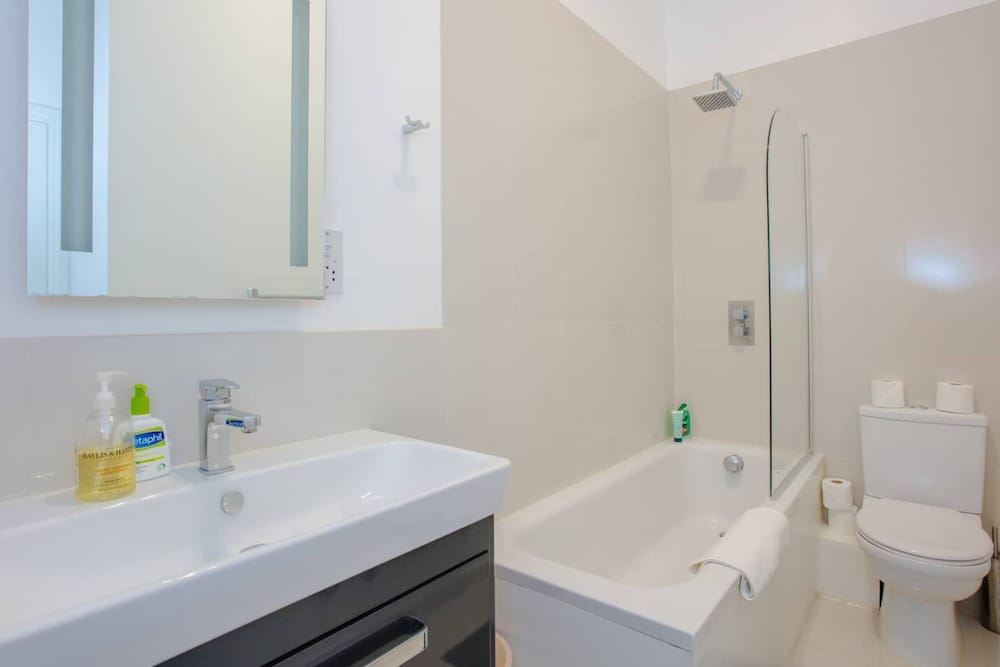 Фото Stylish 2 Bedroom Apartment in Affluent Earls Court