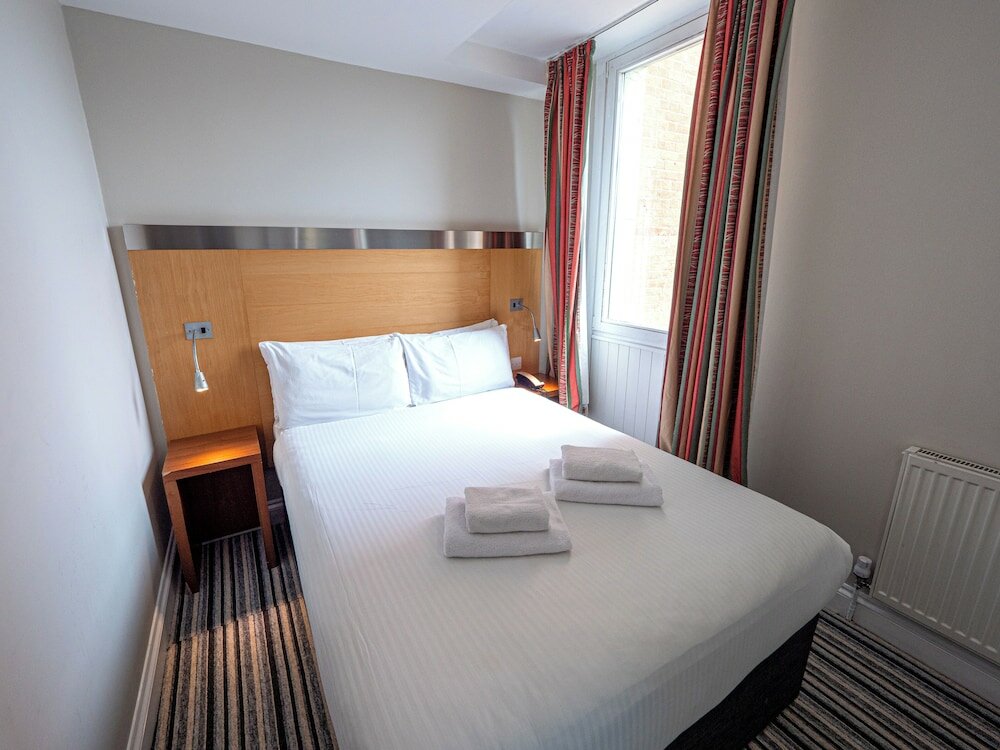 Фото Maiden Oval Hotel