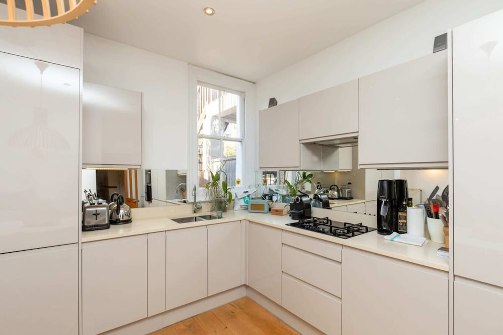 Фото Modern & Beautifully-lit 1 Bedroom Flat, Sheperd's Bush!