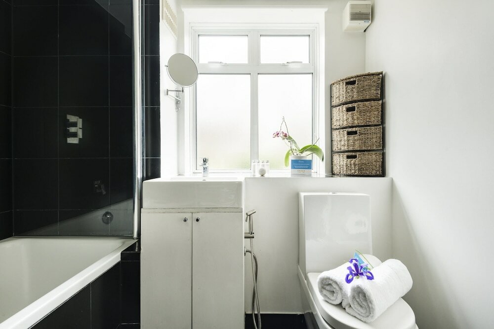 Фото Bright and Spacious Philbeach Garden Apartment