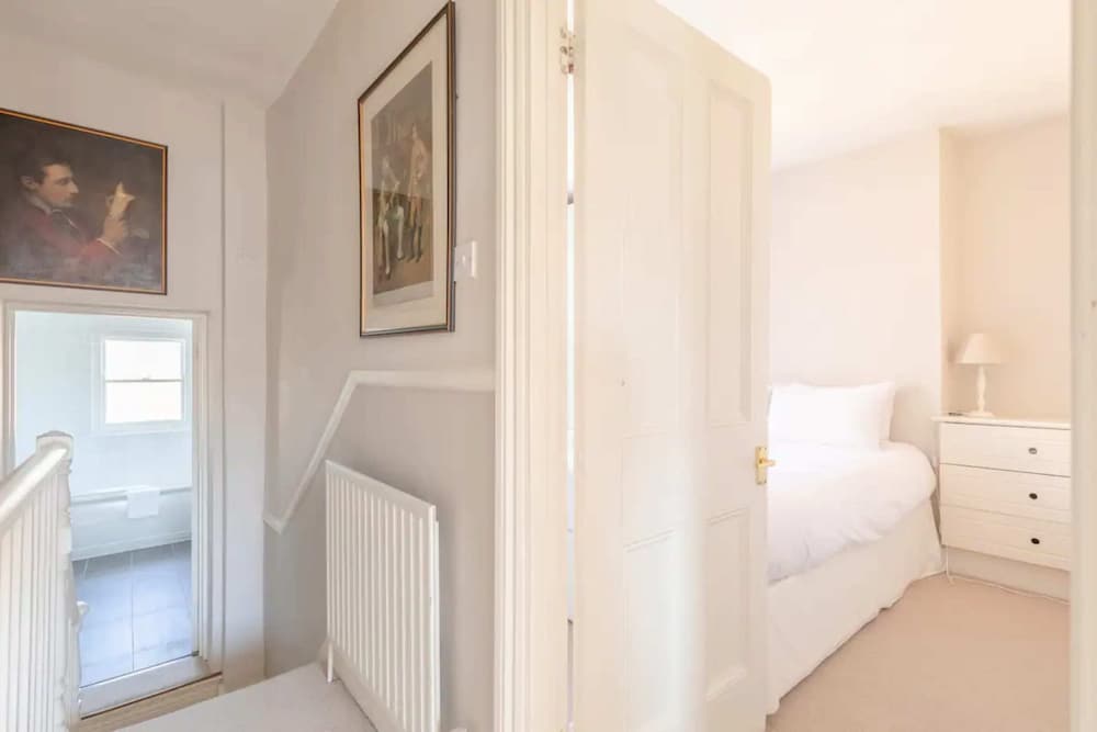 Фото Charming 2 Bedroom Home in West London