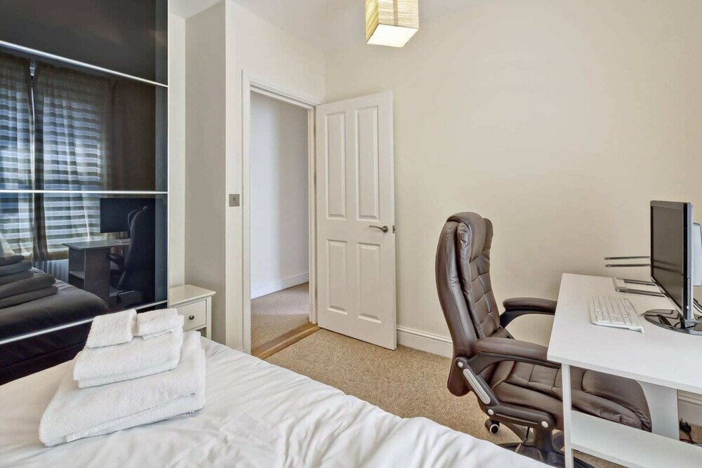 Фото Stylish and Bright 3 Bedroom Duplex in North London