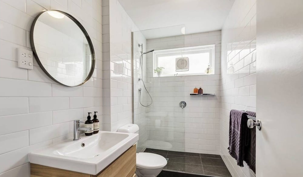 Фото Well-appointed Sunny 2 Bedroom Apartment in Northcote With Parking